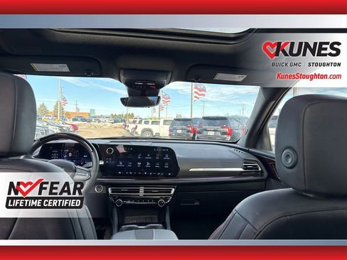 Used 2025 Chevrolet Traverse RS image 38