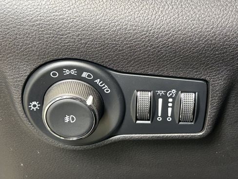 Certified 2025 Jeep Compass Limited w/ Sun & Sound Group AWD/4WD image 23