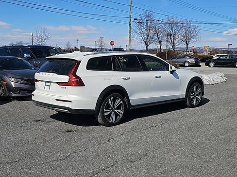 Used 2025 Volvo V60 B5 Cross Country Plus image 12