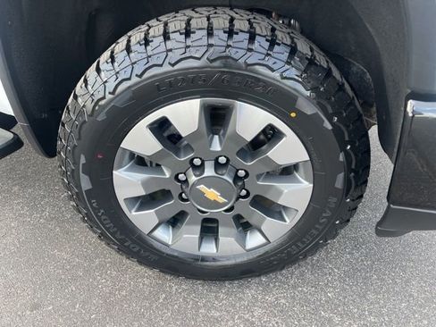 Used 2024 Chevrolet Silverado 2500 Custom w/ Custom Value Package image 12