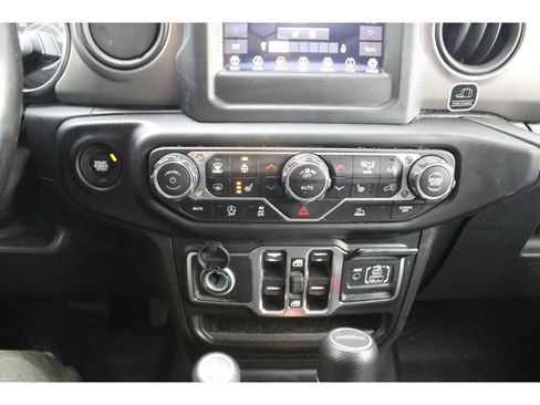 Certified 2021 Jeep Gladiator Willys image 32