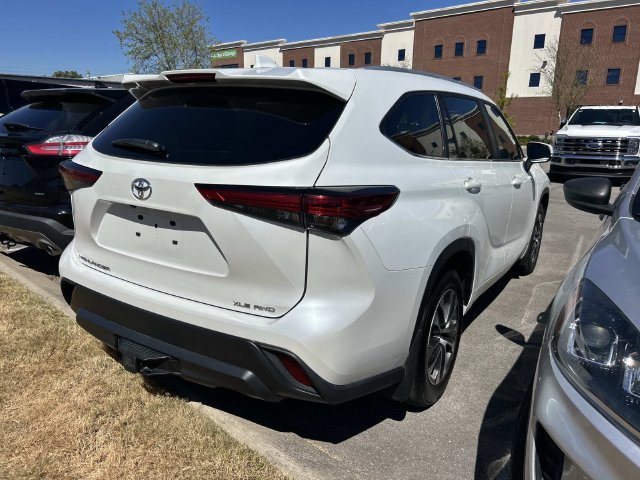 Used 2023 Toyota Highlander XLE AWD/4WD image 5