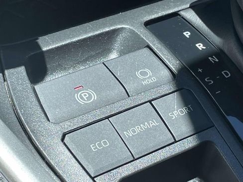 Used 2021 Toyota RAV4 XLE FWD image 32