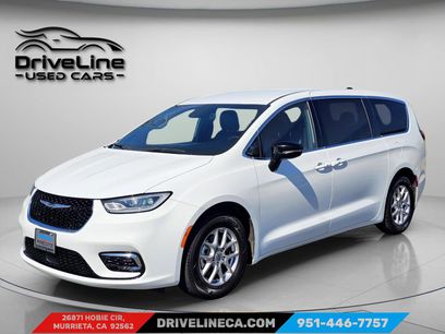 Used 2025 Chrysler Pacifica Select