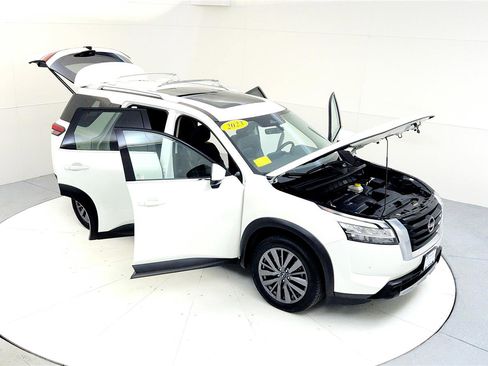 Used 2023 Nissan Pathfinder SL w/ SL Premium Package image 24