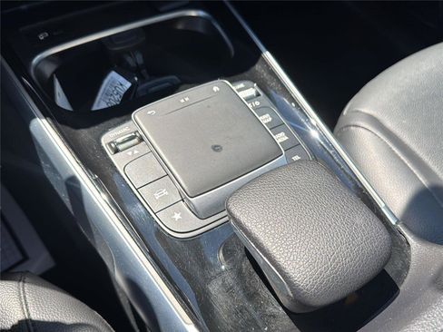 Used 2022 Mercedes-Benz GLB 250 4MATIC w/ Premium Package Lite image 21