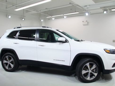 Used 2019 Jeep Cherokee Limited image 11