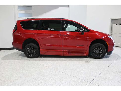 Used 2025 Chrysler Pacifica Select w/ Fav Edition Package FWD image 5