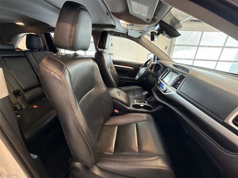 Used 2019 Toyota Highlander XLE image 26