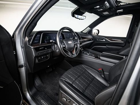 Used 2024 Cadillac Escalade Sport Platinum w/ LPO, ONYX Package AWD/4WD image 4