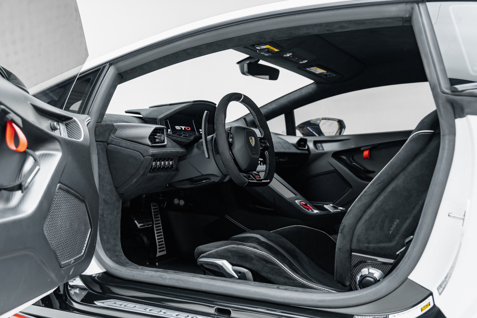 Used 2022 Lamborghini Huracan STO RWD image 3