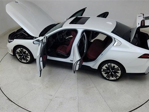 Used 2025 BMW 540i xDrive image 84