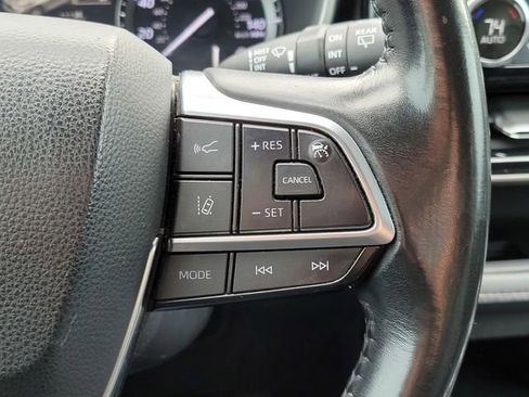 Used 2020 Toyota Highlander XLE image 27