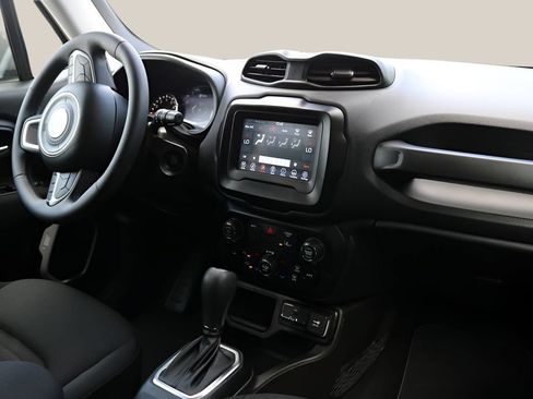 Used 2021 Jeep Renegade Latitude FWD image 18