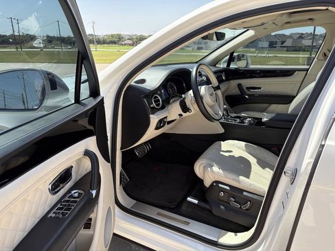 Used 2017 Bentley Bentayga AWD/4WD image 15