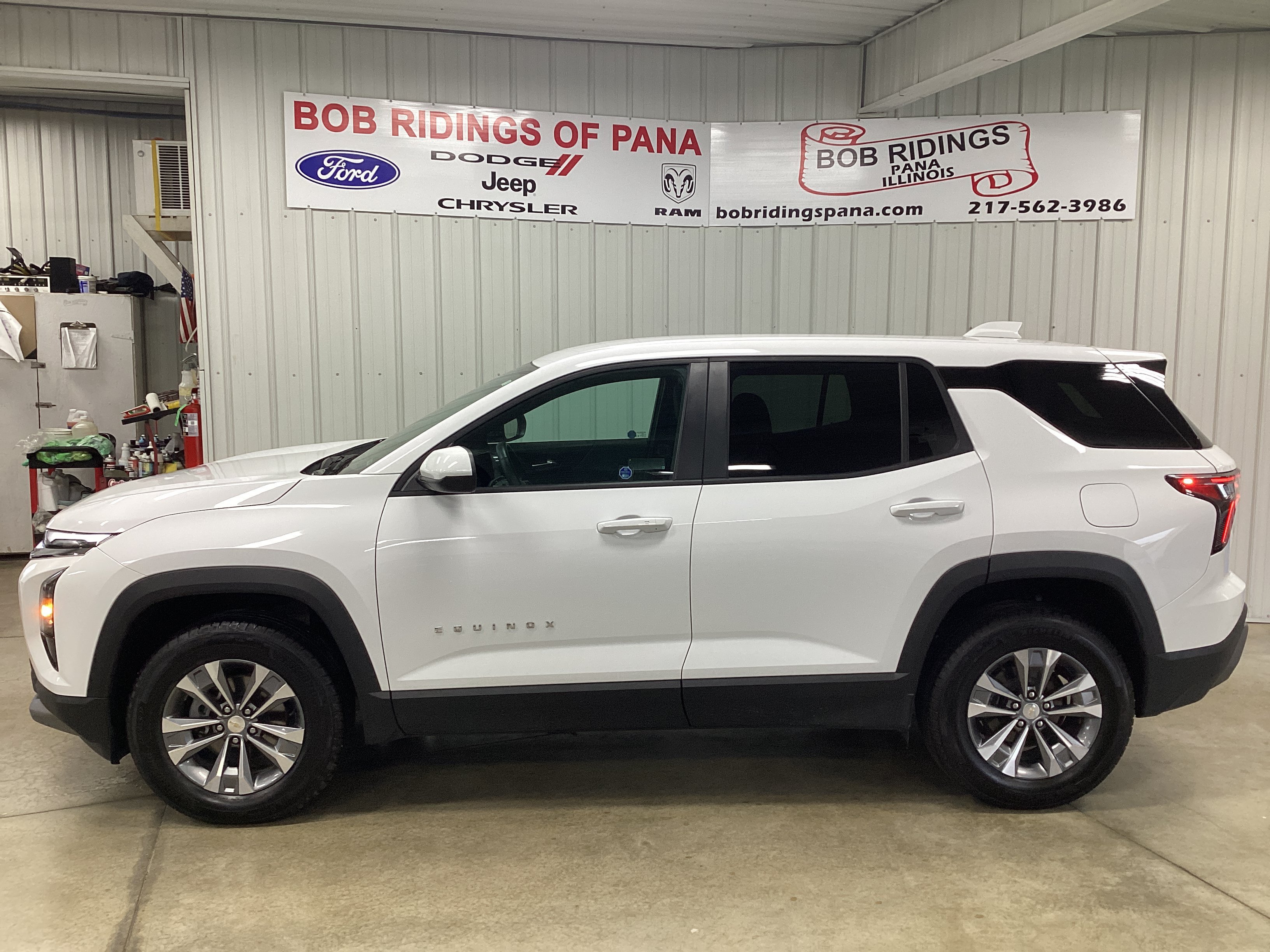 Used 2026 Chevrolet Equinox LT AWD/4WD image 2