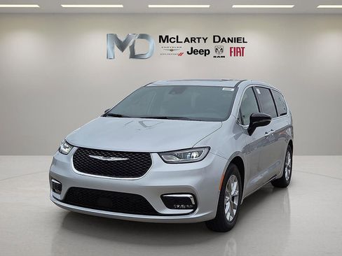 New 2026 Chrysler Pacifica Limited w/ Uconnect Theater Family Group image 2