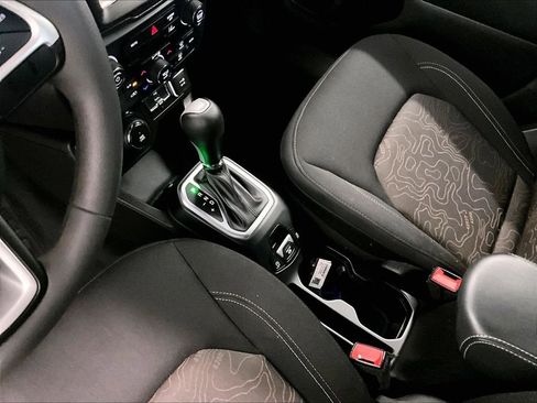 Used 2023 Jeep Renegade Latitude AWD/4WD image 20