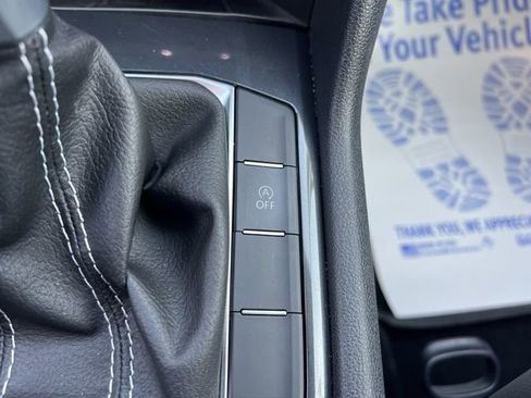 Used 2023 Volkswagen Tiguan SE image 25