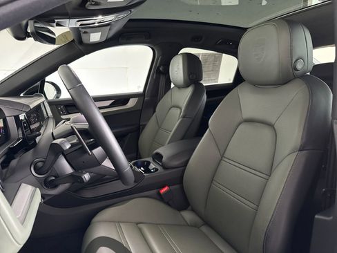 Certified 2025 Porsche Cayenne Coupe image 5