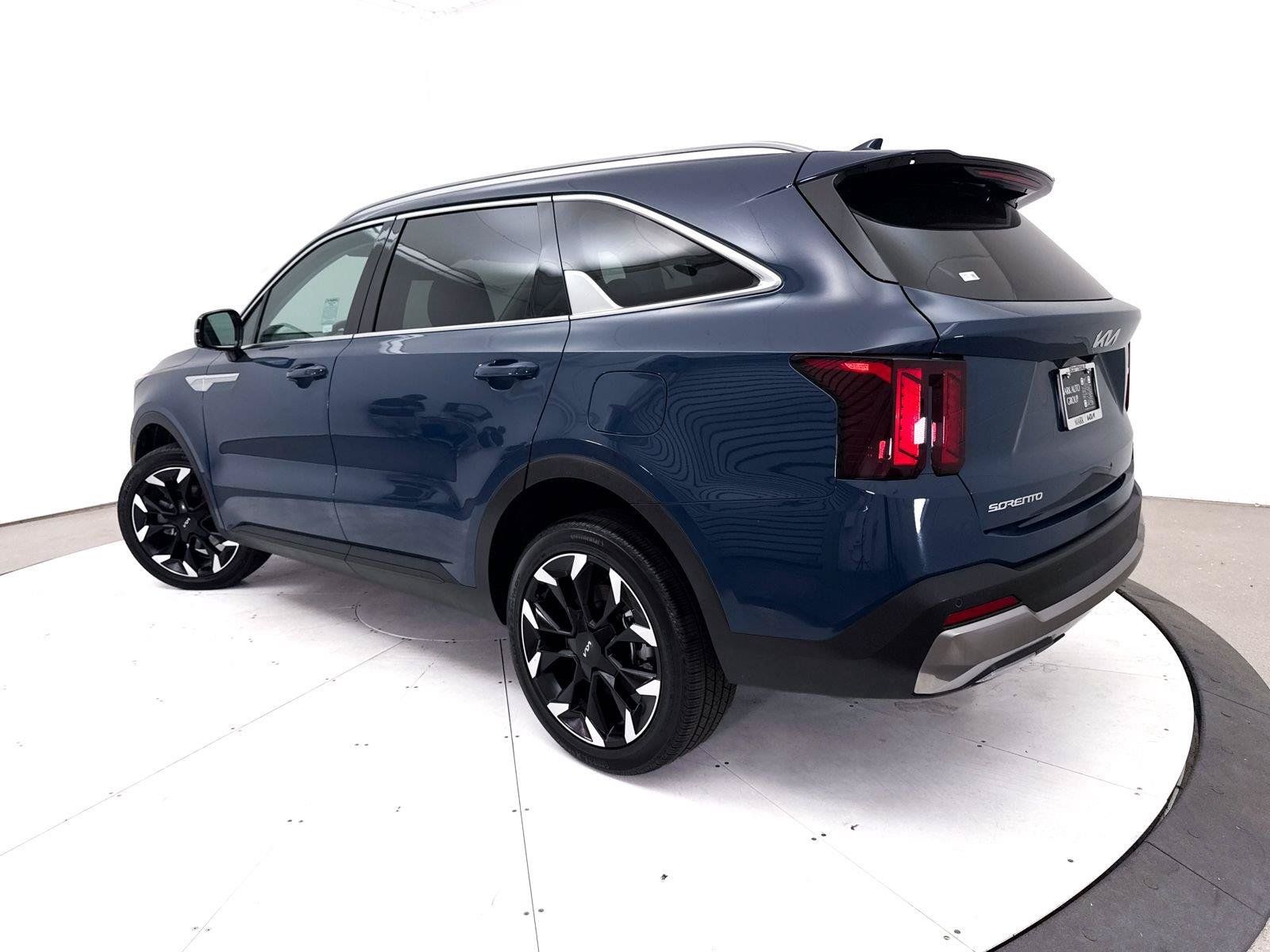 Certified 2025 Kia Sorento EX w/ Panoramic Sunroof Package AWD/4WD image 2
