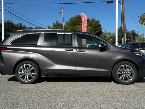 Certified 2023 Toyota Sienna Platinum image 2