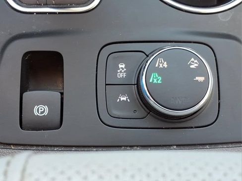 Used 2021 Chevrolet Traverse Premier AWD/4WD image 21