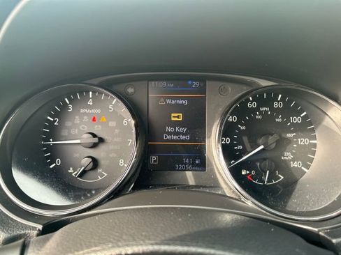 Used 2018 Nissan Rogue SV w/ Premium Package image 16