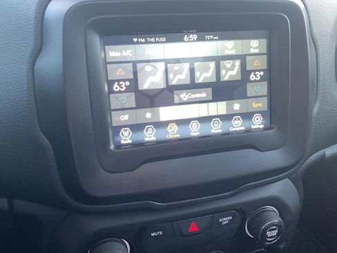 Used 2018 Jeep Renegade Trailhawk w/ Safety & Security Group AWD/4WD image 17