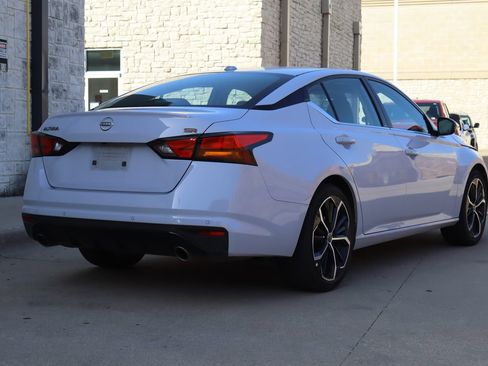 Used 2025 Nissan Altima 2.5 SR FWD image 3