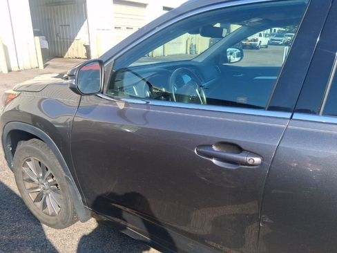 Used 2018 Toyota Highlander XLE AWD/4WD image 11