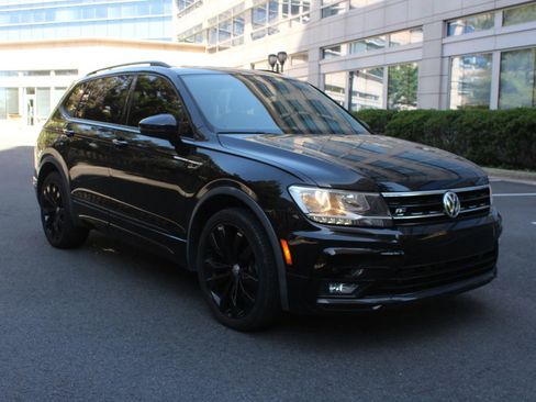 Used 2021 Volkswagen Tiguan SE FWD image 1