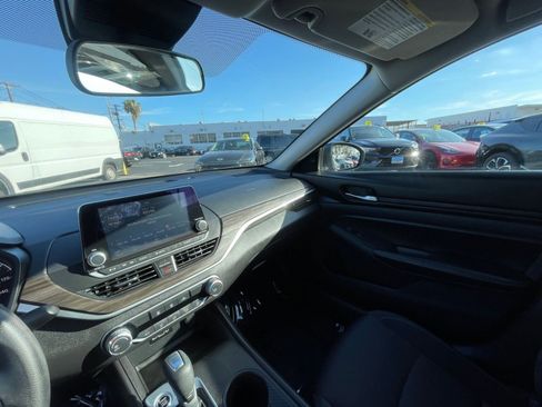 Used 2025 Nissan Altima 2.5 SV FWD image 36