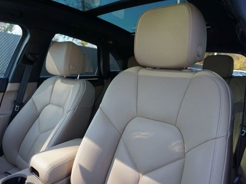 Used 2024 Porsche Macan image 11