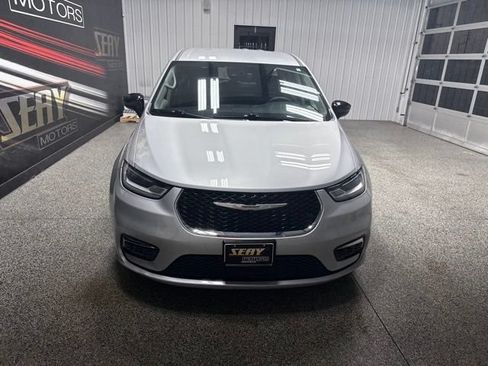 Used 2024 Chrysler Pacifica Touring-L FWD image 28