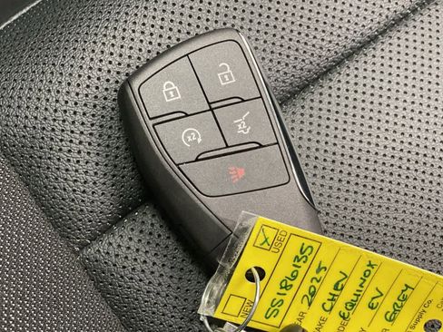 Used 2025 Chevrolet Equinox EV LT w/ Convenience Package image 27