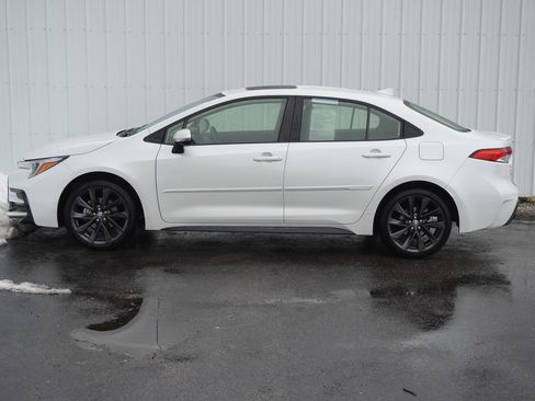 Used 2023 Toyota Corolla SE w/ SE Package image 3