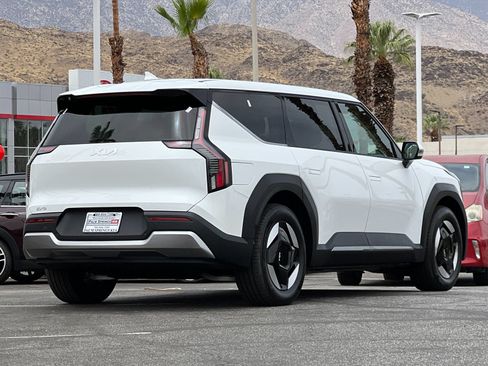 Certified 2024 Kia EV9 Light Long Range RWD image 3
