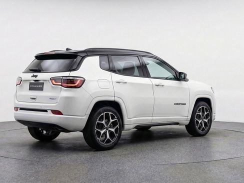 Used 2025 Jeep Compass Limited image 9