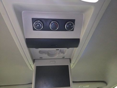 Used 2015 Chrysler Town & Country Touring image 27