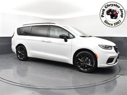 Used 2024 Chrysler Pacifica Limited w/ S Appearance Package