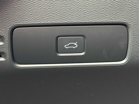 Certified 2025 Volvo XC40 B5 Plus AWD/4WD image 32
