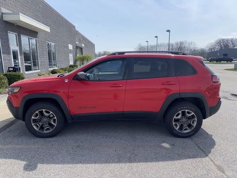 Used 2019 Jeep Cherokee Trailhawk w/ Cold Weather Group AWD/4WD image 1