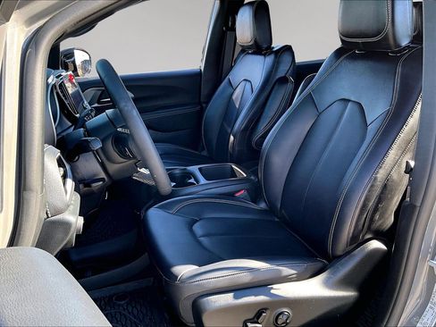 Used 2025 Chrysler Pacifica Select image 20