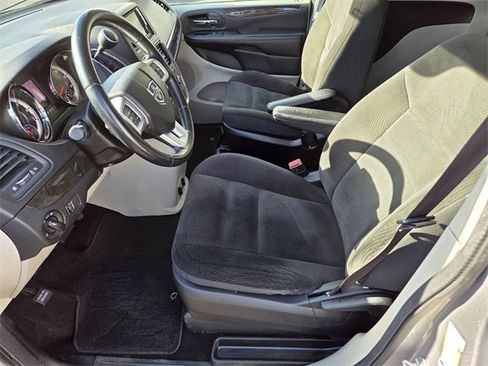 Used 2018 Dodge Grand Caravan SE w/ Rear Park Assist Package image 9