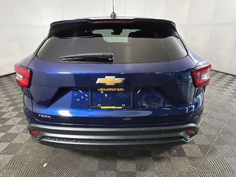 Used 2024 Chevrolet Trax LS w/ LS Convenience Package FWD image 3