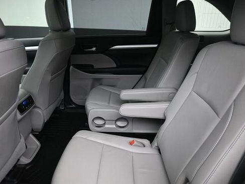 Used 2019 Toyota Highlander XLE FWD image 18
