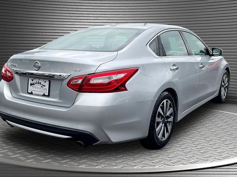 Used 2017 Nissan Altima 2.5 SV w/ Convenience Package FWD image 6