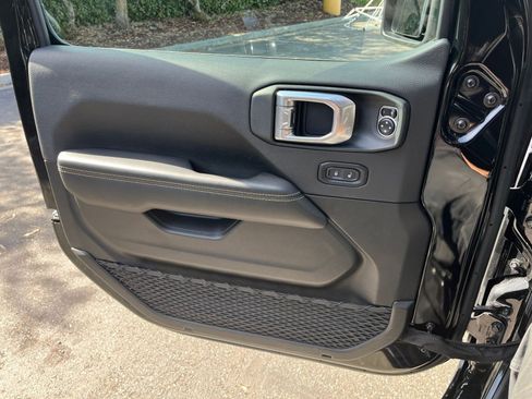 Used 2025 Jeep Wrangler Sahara AWD/4WD image 18