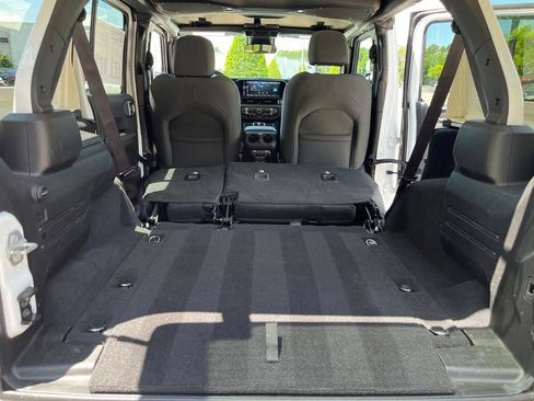Used 2025 Jeep Wrangler Unlimited Sahara AWD/4WD image 33